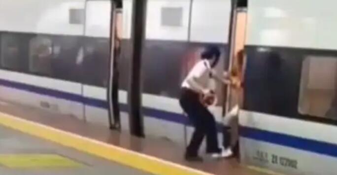 女子伸腿阻止高鐵關門被行拘